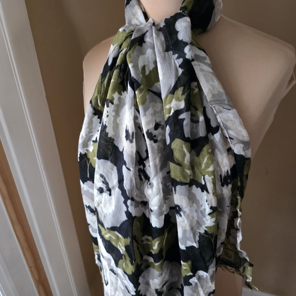 Floral Patterned Scarf - Picture 3 of 7